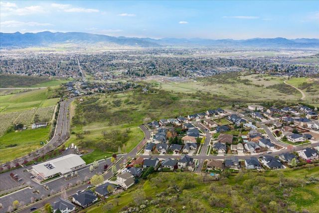 1025 McPhearson Lane, Medford, OR 97504