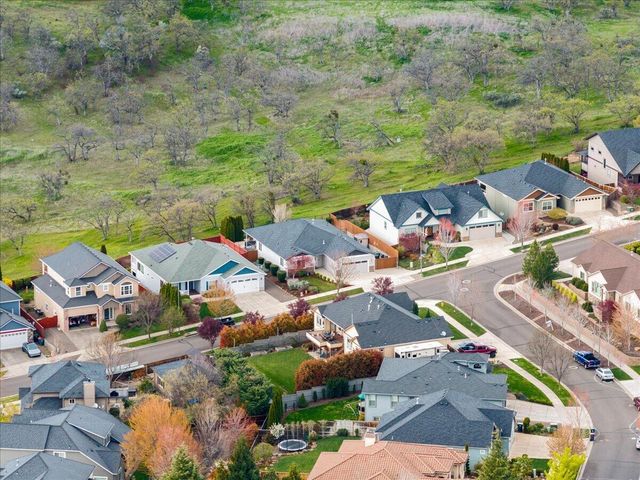 1025 McPhearson Lane, Medford, OR 97504