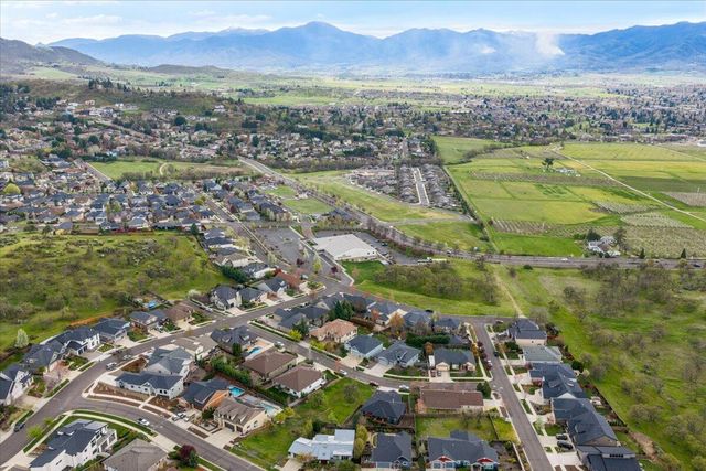 1025 McPhearson Lane, Medford, OR 97504