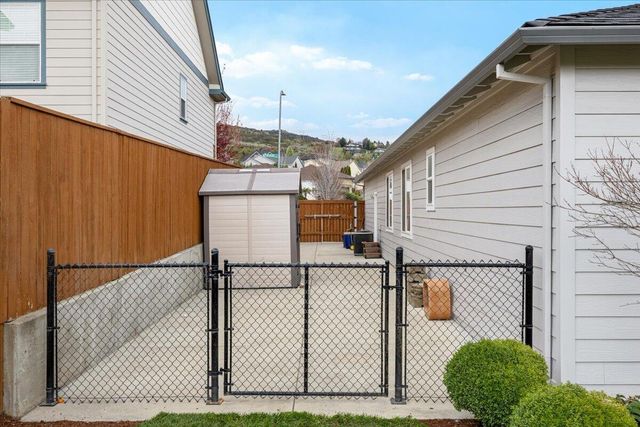 1025 McPhearson Lane, Medford, OR 97504