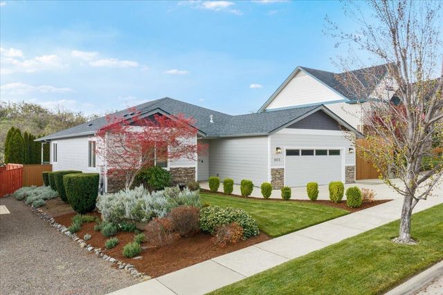 1025 McPhearson Lane, Medford, OR 97504