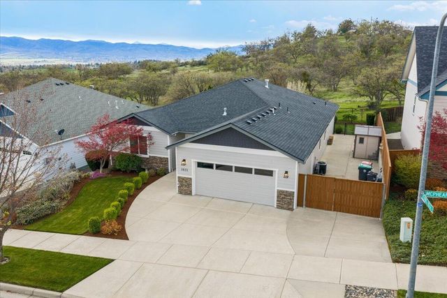 1025 McPhearson Lane, Medford, OR 97504