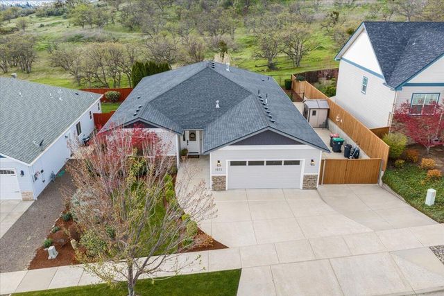 1025 McPhearson Lane, Medford, OR 97504