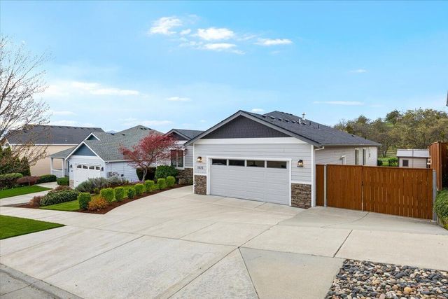 1025 McPhearson Lane, Medford, OR 97504