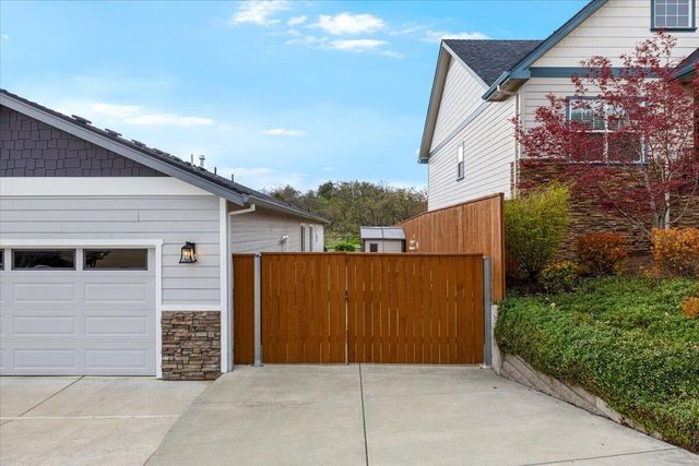 1025 McPhearson Lane, Medford, OR 97504