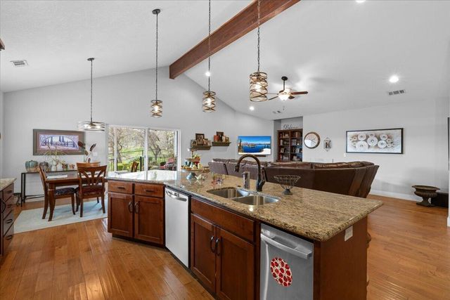 1025 McPhearson Lane, Medford, OR 97504