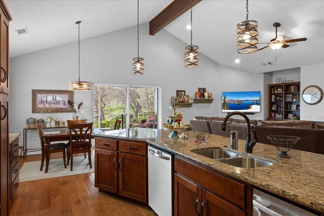 1025 McPhearson Lane, Medford, OR 97504