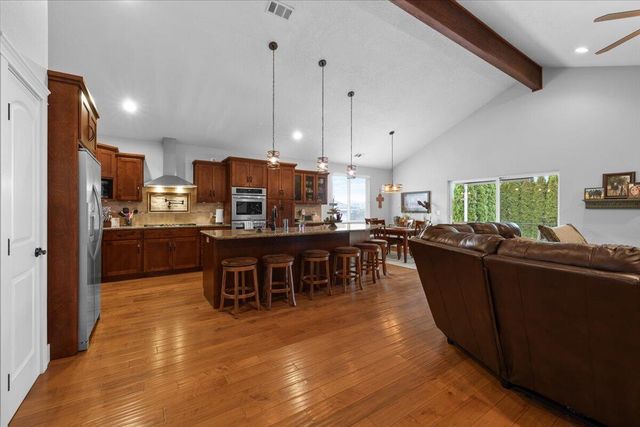 1025 McPhearson Lane, Medford, OR 97504