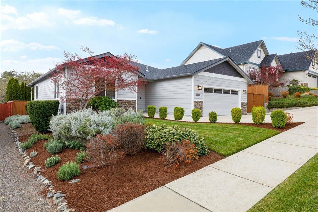 1025 McPhearson Lane, Medford, OR 97504