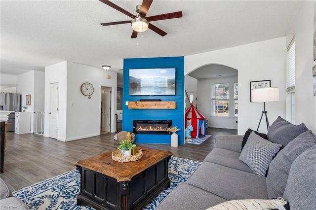 40 Sherry Dell DR, Hampton, VA 23666