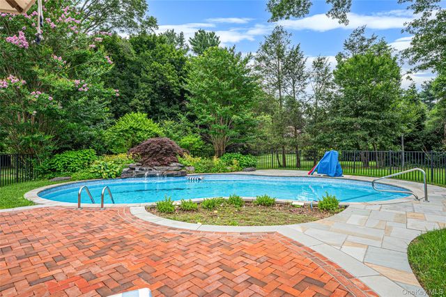 15 Dogwood Hill, Brookville, NY 11545