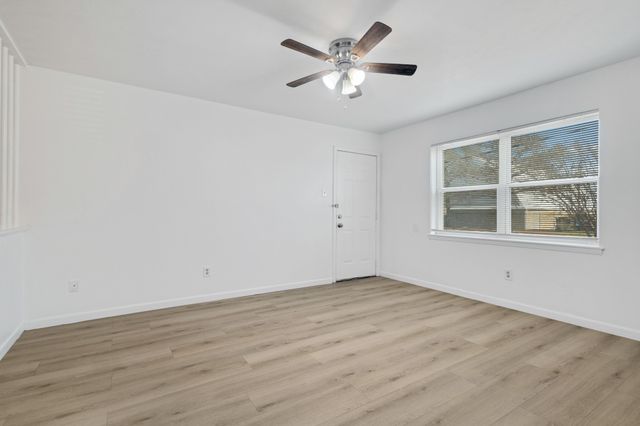 308 College Street B, Arlington, TX 76010