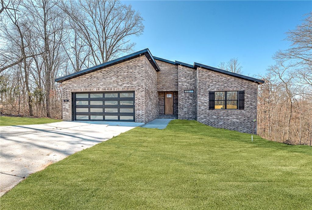 26 Whithorn Circle, Bella Vista, AR 72715