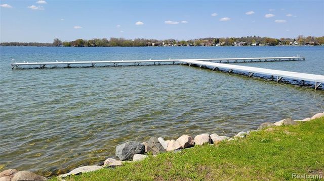 157 E Bay Drive, Walled Lake, MI 48390