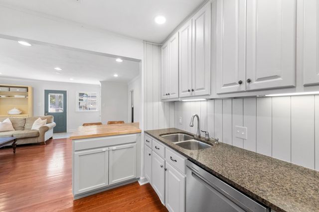 385 HOLMES CIR, Memphis, TN 38111