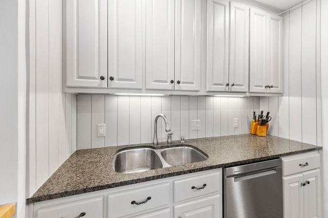 385 HOLMES CIR, Memphis, TN 38111