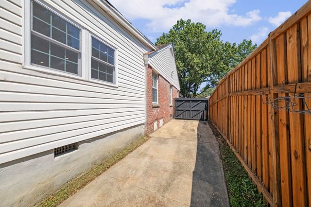 385 HOLMES CIR, Memphis, TN 38111