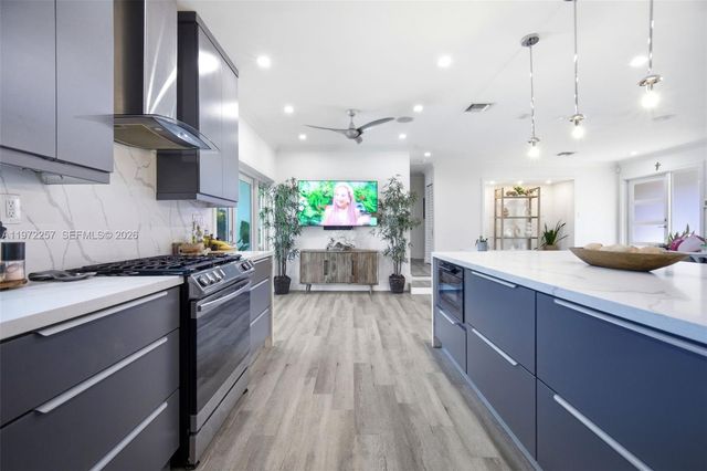 1871 NE 186th St, North Miami Beach, FL 33179