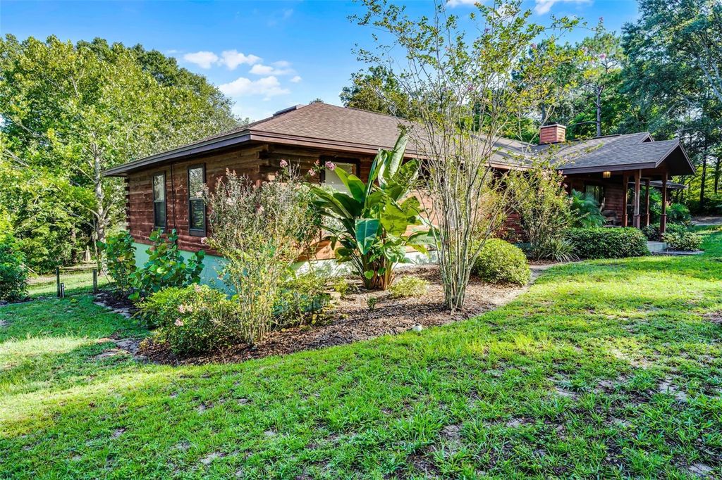 Image 3 of property listing at 4703 MEADOWLAND DRIVE, Mount Dora, FL 32757