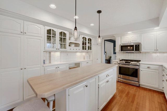 1085 Oak Circle, Medina, MN 55391