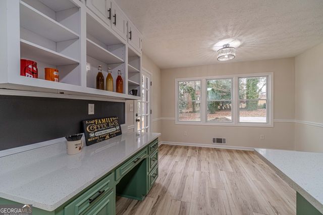 380 Cardigan Circle SW, Lilburn, GA 30047