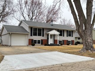 623 Colonial Drive, Dekalb, IL 60115