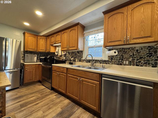 1119 A St, Springfield, OR 97477