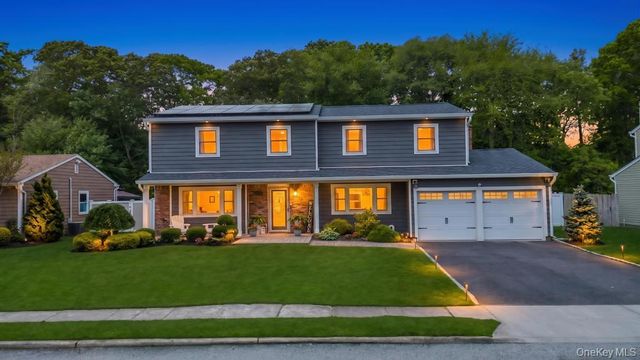 20 Canterbury Court, Oakdale, NY 11769