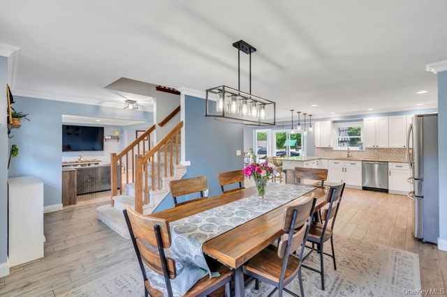 20 Canterbury Court, Oakdale, NY 11769