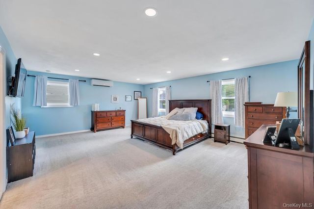 20 Canterbury Court, Oakdale, NY 11769