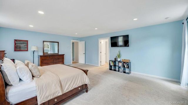20 Canterbury Court, Oakdale, NY 11769