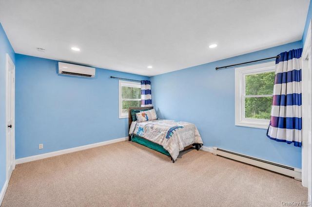 20 Canterbury Court, Oakdale, NY 11769