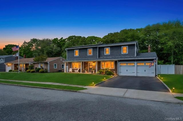 20 Canterbury Court, Oakdale, NY 11769