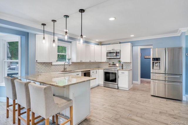 20 Canterbury Court, Oakdale, NY 11769
