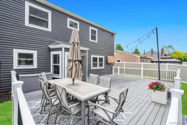 20 Canterbury Court, Oakdale, NY 11769
