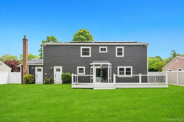 20 Canterbury Court, Oakdale, NY 11769
