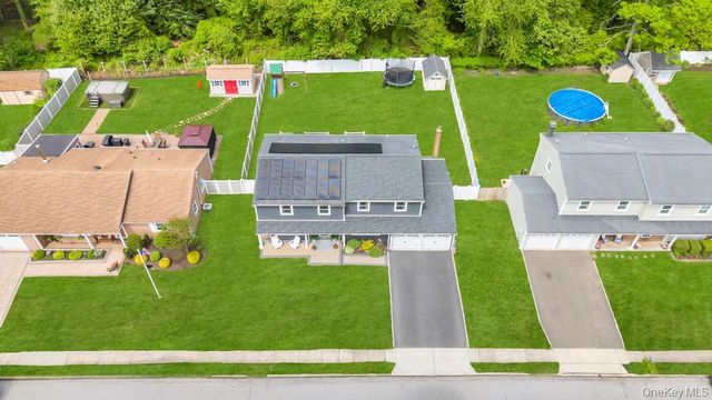 20 Canterbury Court, Oakdale, NY 11769