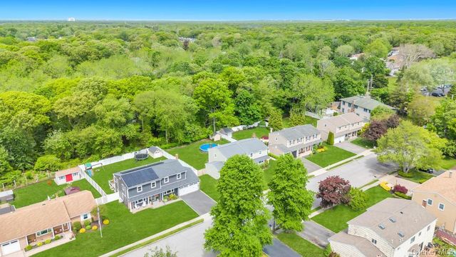 20 Canterbury Court, Oakdale, NY 11769