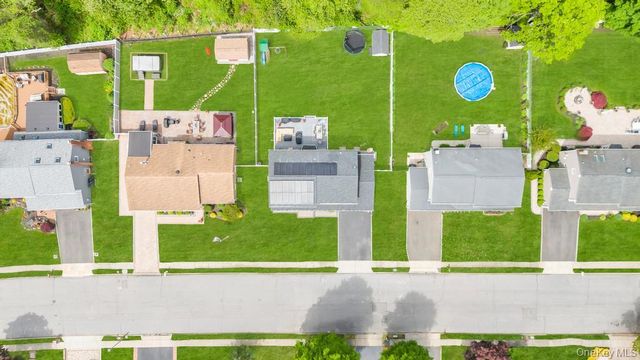 20 Canterbury Court, Oakdale, NY 11769