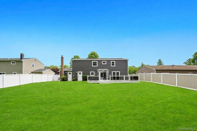 20 Canterbury Court, Oakdale, NY 11769