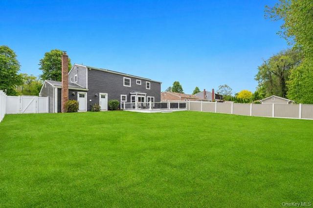 20 Canterbury Court, Oakdale, NY 11769