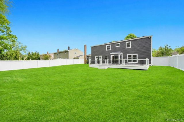 20 Canterbury Court, Oakdale, NY 11769