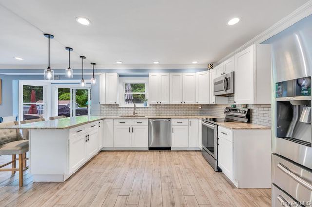 20 Canterbury Court, Oakdale, NY 11769
