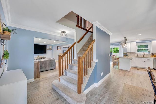 20 Canterbury Court, Oakdale, NY 11769