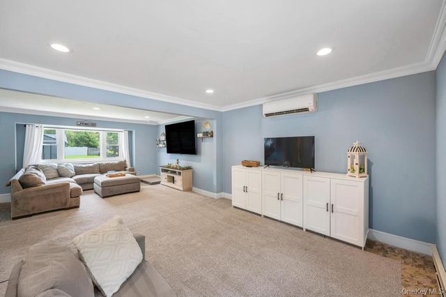 20 Canterbury Court, Oakdale, NY 11769