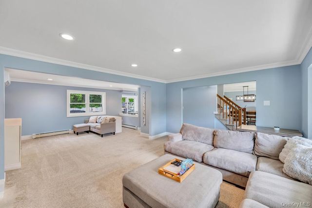 20 Canterbury Court, Oakdale, NY 11769