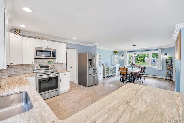 20 Canterbury Court, Oakdale, NY 11769