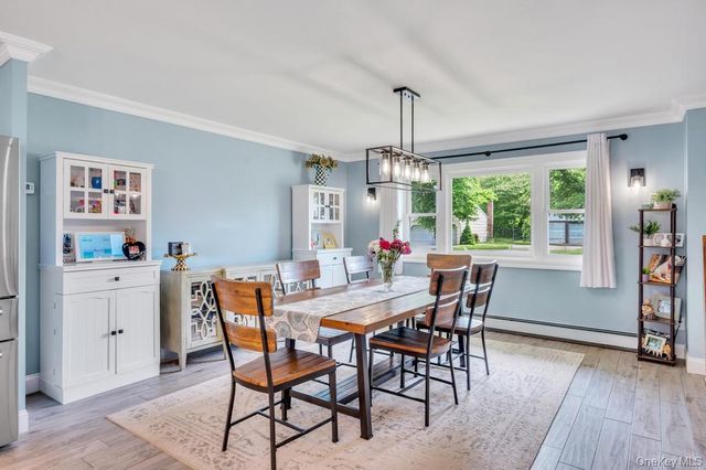 20 Canterbury Court, Oakdale, NY 11769