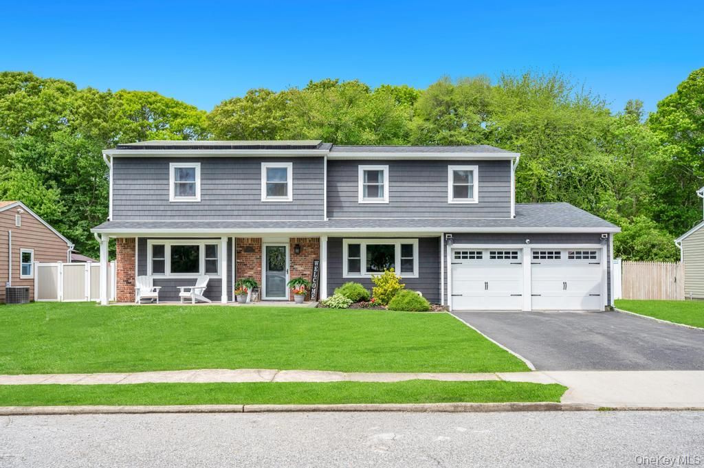 20 Canterbury Court, Oakdale, NY 11769