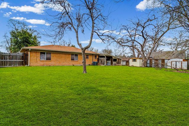 211 W Sherman Street, Livingston, TX 77351